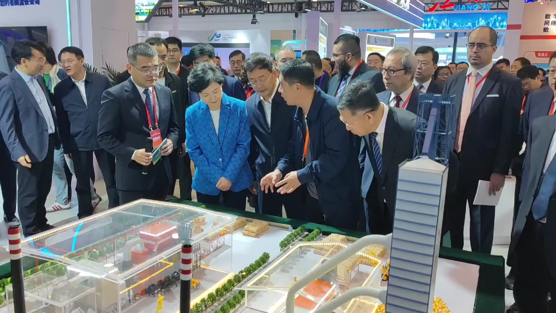 海倫利民秸稈直燃鍋爐亮相APEC技展會，工信部副部長徐曉蘭蒞臨參觀